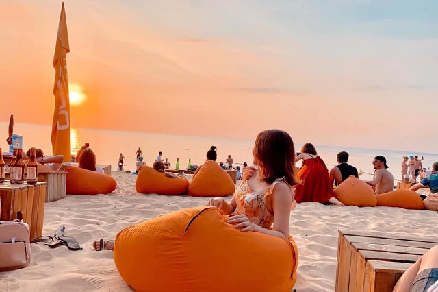 Chụp cảnh hoàng hôn – bức tranh thiên nhiên tràn đầy màu sắc và huyền ảo với ánh nắng buông dần, tạo ra không gian đầy yên tĩnh và thư giãn giữa lúc bình minh và hoàng hôn trên bãi biển Phú Quốc đẹp tuyệt vời.